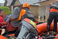 Personil Rescue Kantor SAR Jambi dan Damkartan Kota Jambi Evakuasi Lansia dan Ibu Hamil Terjebak Banjir. FOTO : HMS