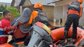Personil Rescue Kantor SAR Jambi dan Damkartan Kota Jambi Evakuasi Lansia dan Ibu Hamil Terjebak Banjir. FOTO : HMS