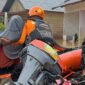 Personil Rescue Kantor SAR Jambi dan Damkartan Kota Jambi Evakuasi Lansia dan Ibu Hamil Terjebak Banjir. FOTO : HMS