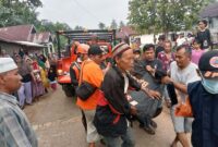 Tim SAR Gabunagn dan Masyarak Evakuasi Warga VII Koto Ilir Tebo Korban Tenggelam di Sungai Batanghari Titemukan Meninggal. FOTO : SAR Jambi