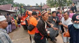 Tim SAR Gabunagn dan Masyarak Evakuasi Warga VII Koto Ilir Tebo Korban Tenggelam di Sungai Batanghari Titemukan Meninggal. FOTO : SAR Jambi