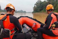 Tim SAR Saat Melakukan Pencarian Korban Tenggelam Mencari Kerikil di Sungai Batanghari. FOTO : HMS