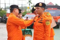 Sebuah momen krusial terekam saat Kepala Kantor Pencarian dan Pertolongan (Basarnas) Jambi, Adah Sudarsa, secara simbolis menyematkan tanda peserta Siaga SAR Khusus Lebaran 2026 kepada perwakilan personel di lapangan Kantor Basarnas Jambi, Jumat (13/03/2026). FOTO : HMS SAR JAMBI