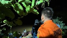 Tim Rescue Basarnas Jambi menggelar apel kesiapan dan koordinasi sebelum bertolak melakukan operasi pencarian Muhammad Fajar Setiawan (7 tahun) yang dilaporkan hilang terseret arus di Sungai Batanghari, Muaro Jambi, Selasa (16/06/2026). (Foto: Dok. Basarnas Jambi)
