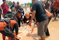 Tim SAR Gabungan Mengevakuasi Korban Tenggelam di Sungai Limun. FOTO : HMS SAR JAMBI