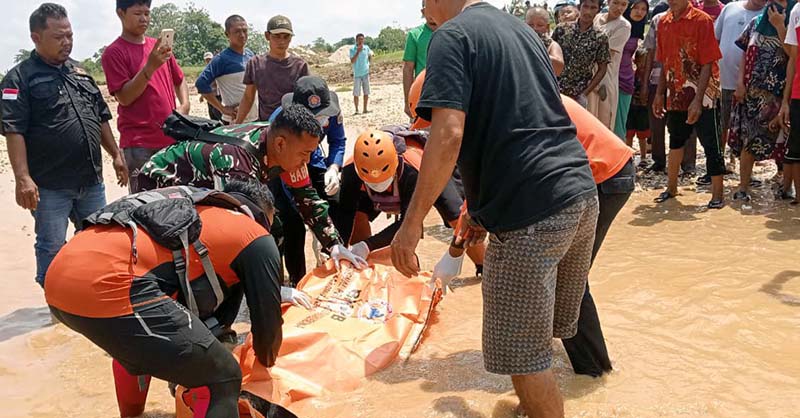 Tim SAR Gabungan Mengevakuasi Korban Tenggelam di Sungai Limun. FOTO : HMS SAR JAMBI