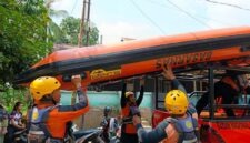 Personel Basarnas Jambi dari Pos SAR Bungo menurunkan perahu karet (Sillinger) dari atas mobil rescue setibanya di lokasi kejadian di Kecamatan Pauh, Sarolangun, Jumat (3/7/2026). (Foto: Dok. Basarnas Jambi)