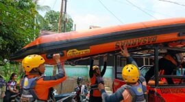 Personel Basarnas Jambi dari Pos SAR Bungo menurunkan perahu karet (Sillinger) dari atas mobil rescue setibanya di lokasi kejadian di Kecamatan Pauh, Sarolangun, Jumat (3/7/2026). (Foto: Dok. Basarnas Jambi)