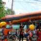 Personel Basarnas Jambi dari Pos SAR Bungo menurunkan perahu karet (Sillinger) dari atas mobil rescue setibanya di lokasi kejadian di Kecamatan Pauh, Sarolangun, Jumat (3/7/2026). (Foto: Dok. Basarnas Jambi)