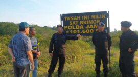 Dansat Brimob Polda Jambi Kombes Pol Nadi Chaidir Saat Berada di Lokasi Akan dibangun Mako Kompi. FOTO : Dhea
