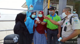 FOTO : Kapolres Tanjab Barat AKBP Guntur Saputro S.IK, MH Ketika Memeriksa Penumpang Menggunakan thermal scanne di Pelabuhan Roro, Jumat (28/02/20).