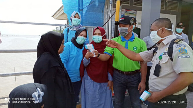 FOTO : Kapolres Tanjab Barat AKBP Guntur Saputro S.IK, MH Ketika Memeriksa Penumpang Menggunakan thermal scanne di Pelabuhan Roro, Jumat (28/02/20).