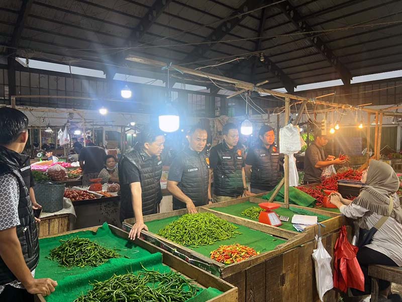 Satgas Pangan Polda Jambi Lakukan Pemantauan Harga Cabe hingga Telur Ayam di Pasar Tradisional Angso Duo, Sabtu (22/3/2025). FOTO : Viryzha