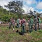 Satgas TNI Yonif R 142 Bersama Warga Yahukimo Membuat Lahan Kebun. FOTO : ISt