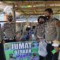 Satlantas Polres Muaro Jambi Laksanakan Vaksinasi Serbu Desa di Desa Sembubuk Kecamatan Jaluko, Kabupaten Muaro Jambi, Jumat (14/01/22). FOTO : Noval