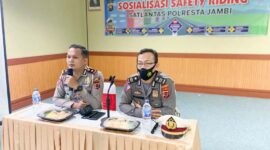 Kasat Lantas Kompol Aulia Rahmat Memimpin Sosialisasi Safety Ridding Guna Mencari Solusi Terkait Permasalahan Kecacetan di SPBU di Kota Jambi, Sabtu (5/3/22). FOTO : Dody/Noval