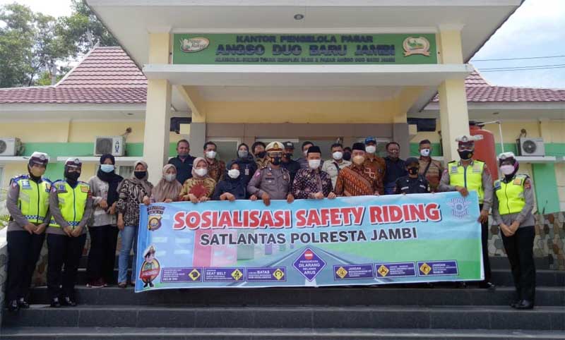 Dok. Kegiatan Satlantas Polresta Jambi Sosialisasi Safety Riding di PT Era Guna Bumi Nusa Pasar Angso Duo Jambi, Jumat (19/2/22). FOTO : Ddy/Val