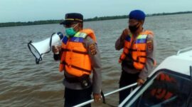 Kasat Polair Polres Tanjung Jabung Barat dan Anggota saat memberikan imbauan, Rabu (26/1/22). FOTO : Hery