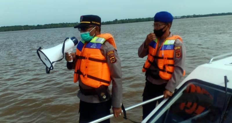 Kasat Polair Polres Tanjung Jabung Barat dan Anggota saat memberikan imbauan, Rabu (26/1/22). FOTO : Hery