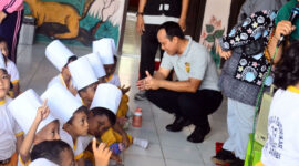 FOTO : Kapolres Tanjung Jabung Barat AKBP Guntur Saputro, S.IK, MH Saat Bersama Anak-Anak  Usia Dini di TK Kemala Bhayangkari Jl. Kihajar Dewantara Kuala Tungkal, Sabtu (14/03/20).