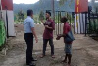 Satgas Pamtas RI-PNG Yonif 132/BS Amankan Pelaku Pencurian di Pasar Skouw, Papua. FOTO : Istimewa