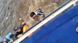 Tampak Sejumlah Penumpang SB Evelin Calisca 01 Tujuan Tanjung Pinang Berupaya Menyelamatkan Diri dengan Bergantung di Biduk Kapal. FOTO : Tangkapan Layar