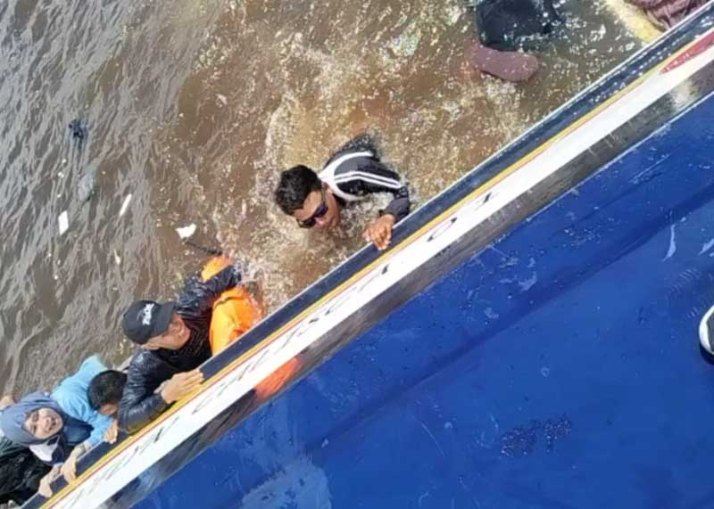 Tampak Sejumlah Penumpang SB Evelin Calisca 01 Tujuan Tanjung Pinang Berupaya Menyelamatkan Diri dengan Bergantung di Biduk Kapal. FOTO : Tangkapan Layar
