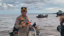 Kapolres Inhil AKBP Norhayat Turun Memimpin Evakuasi dan Pencarian Korban  Speedboat (SB) Evelyn Calisca 01 yang masih hilang ketika terjadi kecelakaan. FOTO : TL