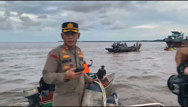 Kapolres Inhil AKBP Norhayat Turun Memimpin Evakuasi dan Pencarian Korban  Speedboat (SB) Evelyn Calisca 01 yang masih hilang ketika terjadi kecelakaan. FOTO : TL