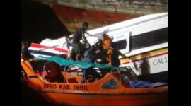 Para korban dievakuasi oleh Tim SAR BPBD Kabupaten Tembilahan dari Lambung SB Evelyn Calisca 01. FOTO : TL/LT