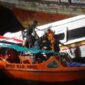Para korban dievakuasi oleh Tim SAR BPBD Kabupaten Tembilahan dari Lambung SB Evelyn Calisca 01. FOTO : TL/LT