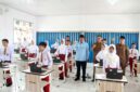 Bupati Anwar Sadat hadir di tengah siswa kelas VI SD Negeri 018 Pengabuan yang sedang mengikuti Tes Akademik. Melalui standarisasi ujian berbasis teknologi ini, Pemkab Tanjab Barat berkomitmen menciptakan jembatan prestasi bagi siswa untuk melanjutkan ke jenjang yang lebih tinggi. (FOTO : Dok. Prokopim Tjb)