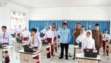 Bupati Anwar Sadat hadir di tengah siswa kelas VI SD Negeri 018 Pengabuan yang sedang mengikuti Tes Akademik. Melalui standarisasi ujian berbasis teknologi ini, Pemkab Tanjab Barat berkomitmen menciptakan jembatan prestasi bagi siswa untuk melanjutkan ke jenjang yang lebih tinggi. (FOTO : Dok. Prokopim Tjb)