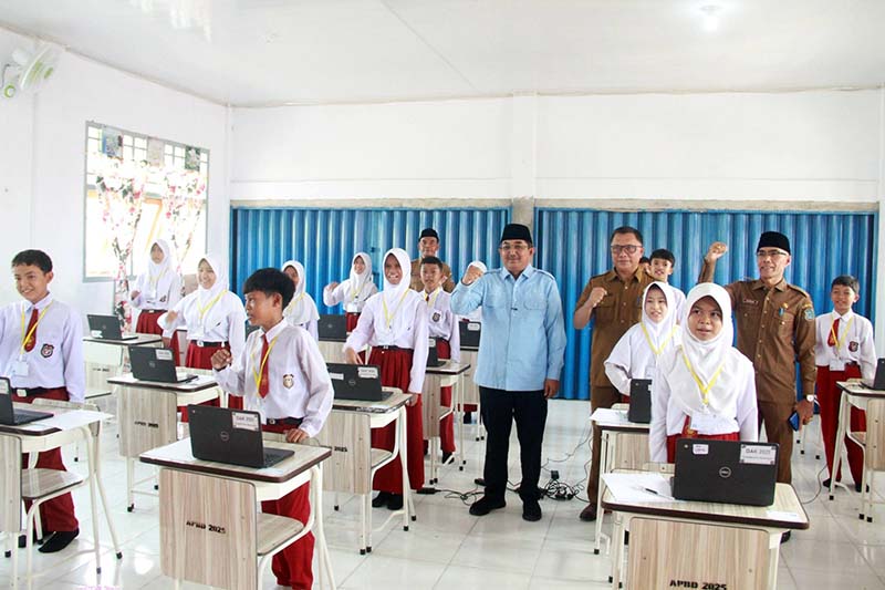 Bupati Anwar Sadat hadir di tengah siswa kelas VI SD Negeri 018 Pengabuan yang sedang mengikuti Tes Akademik. Melalui standarisasi ujian berbasis teknologi ini, Pemkab Tanjab Barat berkomitmen menciptakan jembatan prestasi bagi siswa untuk melanjutkan ke jenjang yang lebih tinggi. (FOTO : Dok. Prokopim Tjb)