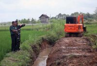 Kodim 0416/Bute Bangun Sodetan Saluran Air Untuk Mengaliri Lahan Persawahan. FOTO : PENDIM