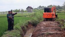 Kodim 0416/Bute Bangun Sodetan Saluran Air Untuk Mengaliri Lahan Persawahan. FOTO : PENDIM