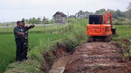 Kodim 0416/Bute Bangun Sodetan Saluran Air Untuk Mengaliri Lahan Persawahan. FOTO : PENDIM