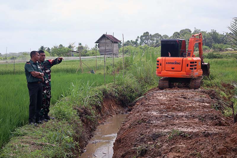 Kodim 0416/Bute Bangun Sodetan Saluran Air Untuk Mengaliri Lahan Persawahan. FOTO : PENDIM