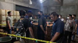 Polres Tanjabbar Police Line 2 Gudang Penyimpanan BBM Diduga Ilegal di Tugkal Ilir. [FOTO : HMS RESTJB]