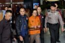 KPK resmi menahan mantan Sekjen MPR RI Ma'ruf Cahyono (tengah) atas dugaan kasus gratifikasi proyek pengadaan barang dan jasa senilai Rp30 miliar pada Kamis (9/7/2026). (FOTO : Dok. Istimewa/CNN)