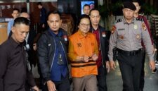 KPK resmi menahan mantan Sekjen MPR RI Ma'ruf Cahyono (tengah) atas dugaan kasus gratifikasi proyek pengadaan barang dan jasa senilai Rp30 miliar pada Kamis (9/7/2026). (FOTO : Dok. Istimewa/CNN)