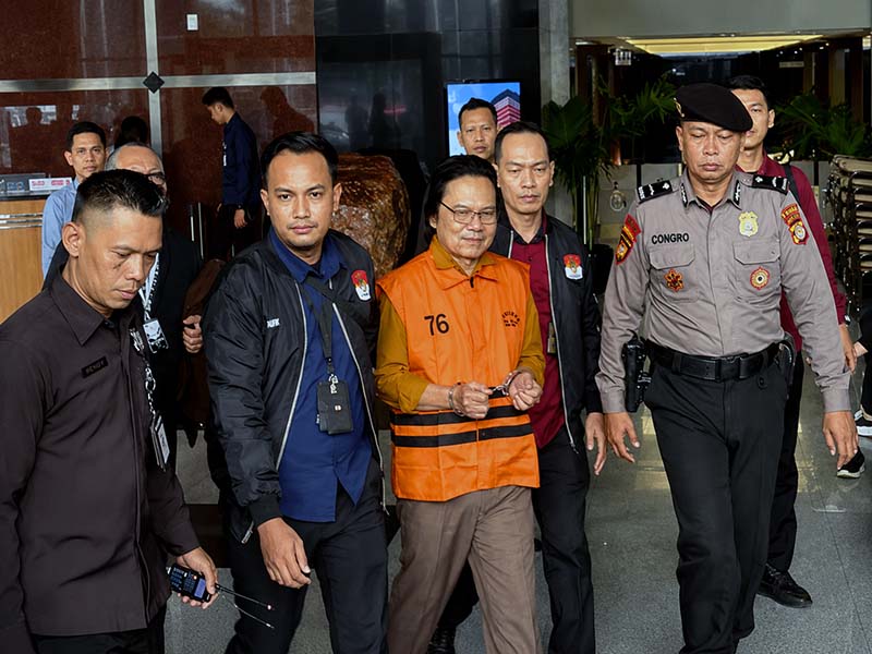 KPK resmi menahan mantan Sekjen MPR RI Ma'ruf Cahyono (tengah) atas dugaan kasus gratifikasi proyek pengadaan barang dan jasa senilai Rp30 miliar pada Kamis (9/7/2026). (FOTO : Dok. Istimewa/CNN)