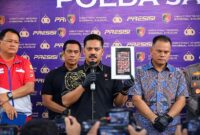 Dirreskrimsus Polda Jambi Kombes Pol. Taufik Nurmandia didampingi Kabid Humas Kombes Pol. Erlan Munaji menunjukkan barang bukti berupa tangkapan layar berisi puluhan barcode MyPertamina ilegal dalam konferensi pers di Mapolda Jambi, Jumat (10/4/2026). Barang bukti ini disita dari oknum operator SPBU di Bungo yang diduga terlibat praktik pelangsiran solar subsidi secara sistematis. (FOTO : Dok. LINTASTUNGKAL.COM)