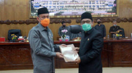 FOTO : Sekretaris Daerah Tanjung Jabung Barat Ir. H. Agus Sanusi MSI hadiri Rapat Paripurna DPRD dalam rangka Penandatanganan Nota Kesepakatan Rancangan Kebijakan Umum perubahan APBD (KUPA) dan Prioritas Plafon Anggaran Sementara (PPAS) Perubahan APBD Kabupaten Tanjab Barat Tahun Anggaran 2020, Selasa (01/09/20).