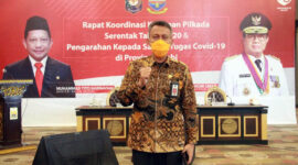 FOTO : Sekda Tanjabbar Ikuti Rakor Kesiapan Pilkada Serentak dan Arahan Satuan Gugus Tugas Covid-19 secara virtual di Ball Room Swiss Bell Hotel Kota Jambi, Rabu (26/08/20).