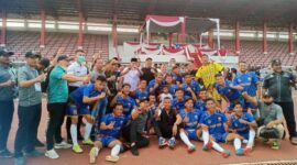 Sekda Muaro Jambi Budhi Hartono Foto Bersama Tim Gubernur Cup Usai Laga melawan PS Tebo, Rabu (12/1/22). FOTO : NOVAL.