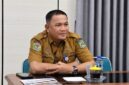 Sekretaris Daerah  Tanjab Barat, Hermansyah, S.STP., M.H., saat mengikuti Rapat Lanjutan Percepatan Perizinan Jaringan Gas (Jargas) Rumah Tangga APBN bersama Kantor Staf Presiden (KSP) RI secara virtual dari Ruang Rapat Bupati, Selasa (8/9). (FOTO : Dok. Prokopim)