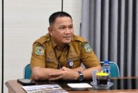 Sekretaris Daerah Tanjab Barat, Hermansyah, S.STP., M.H., saat mengikuti Rapat Lanjutan Percepatan Perizinan Jaringan Gas (Jargas) Rumah Tangga APBN bersama Kantor Staf Presiden (KSP) RI secara virtual dari Ruang Rapat Bupati, Selasa (8/9). (FOTO : Dok. Prokopim)