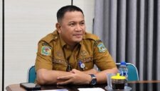 Sekretaris Daerah Tanjab Barat, Hermansyah, S.STP., M.H., saat mengikuti Rapat Lanjutan Percepatan Perizinan Jaringan Gas (Jargas) Rumah Tangga APBN bersama Kantor Staf Presiden (KSP) RI secara virtual dari Ruang Rapat Bupati, Selasa (8/9). (FOTO : Dok. Prokopim)