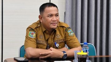 Sekretaris Daerah  Tanjab Barat, Hermansyah, S.STP., M.H., saat mengikuti Rapat Lanjutan Percepatan Perizinan Jaringan Gas (Jargas) Rumah Tangga APBN bersama Kantor Staf Presiden (KSP) RI secara virtual dari Ruang Rapat Bupati, Selasa (8/9). (FOTO : Dok. Prokopim)